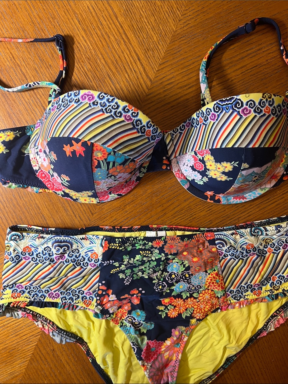Floral Patterned Bikini Set in Navy and Yellow B21 - Picture 2 of 9